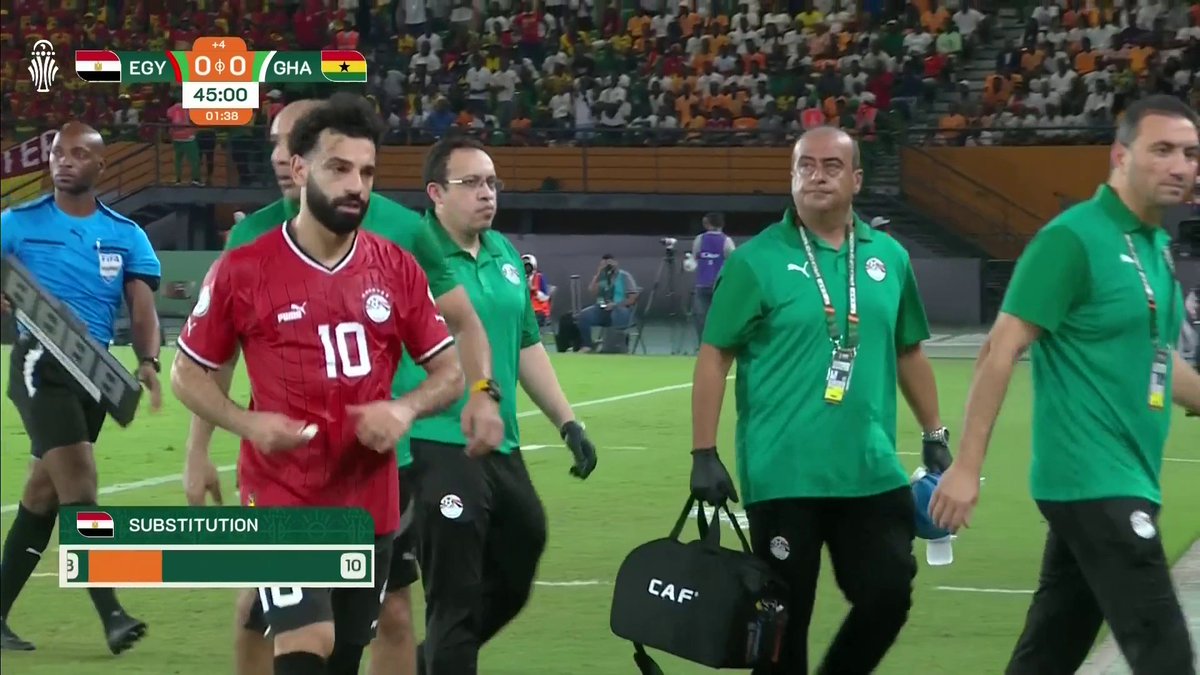 "A massive blow for Egypt" 😲 Mo Salah is OFF with an apparent injury ❌