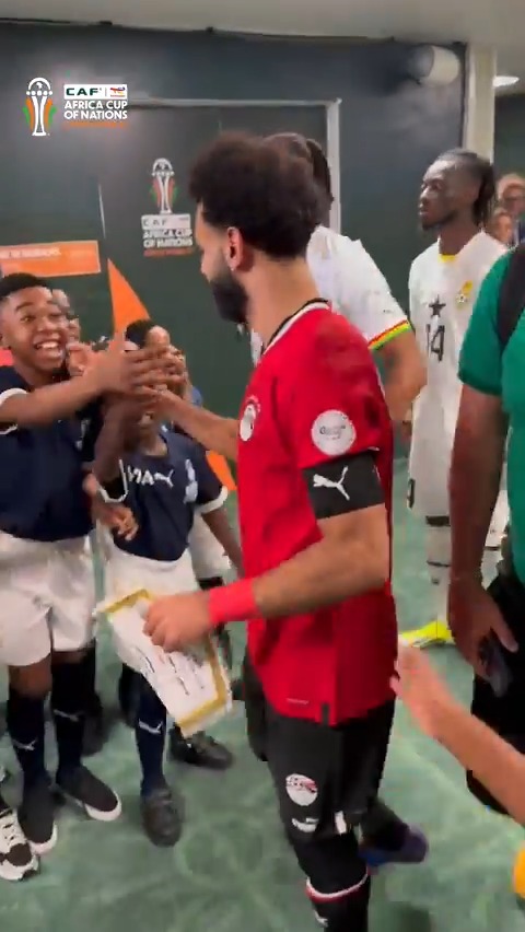 Everyone is so happy to see the Egyptian King! 🥰 See the look on Visa players escort kids’ faces 😍 #TotalEnergiesAFCON2023