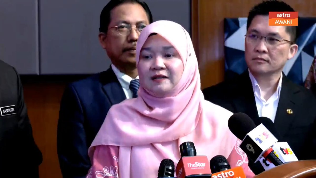 Dua hari uniform seragam sekolah, dua hari baju sukan dan sehari baju kokurikulum - Menteri Pendidikan, Fadhlina Sidek. #AWANInews