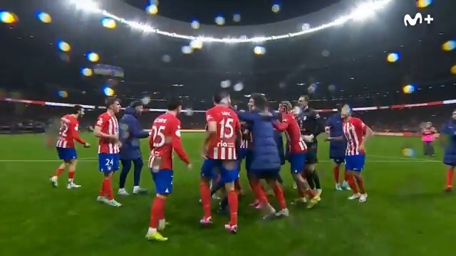 Ganan juntos. Lo celebran juntos. ❤️🤍 Atlético de Madrid | #LaCasaDelFútbol #LaCopaMola