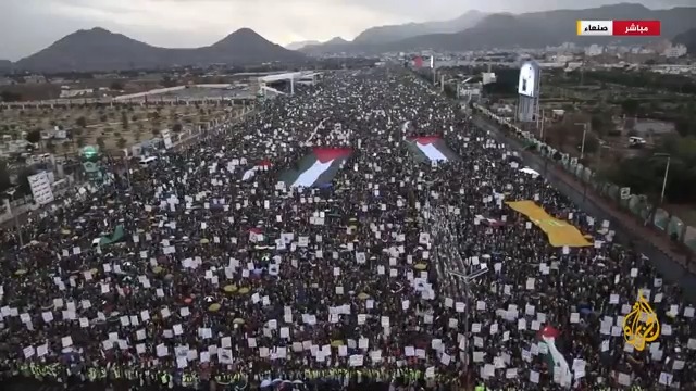 مظاهرات في مدينة #صنعاء اليمنية رفضا للحرب الإسرائيلية على #غزة وتضامنا مع الفلسطينيين.. مراسل #الجزيرة يضعنا في صورة هذه المظاهرات والشعارات التي ترفع فيها #الأخبار #حرب_غزة
