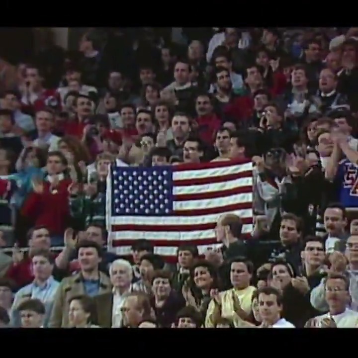 On this day in 1991, days after the launch of Operation Desert Storm, the crowd at Chicago Stadium drowned out Wayne Messmer’s rendition of the “Star Spangled Banner” with raucous cheers before the start of the NHL All-Star Game 🇺🇸 #Hockey365 #Blackhawks