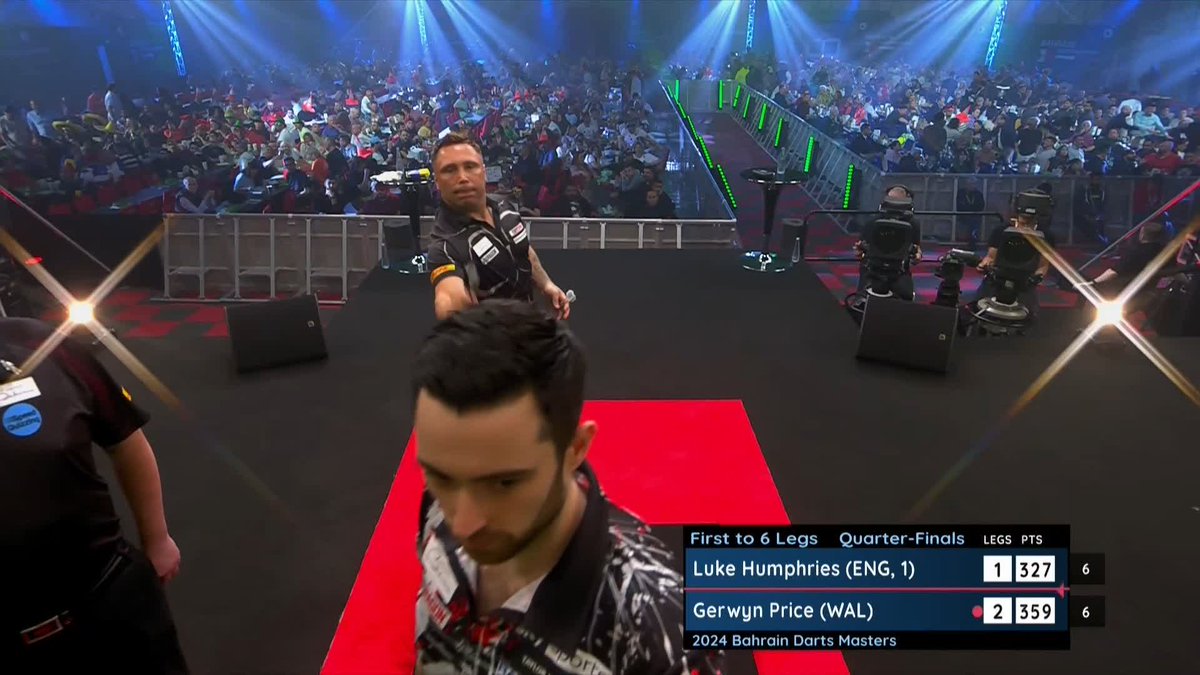 LEVEL GAME! A pivotal break back in these early exchanges, as Humphries draws level at 2-2 after Price misses tops for a huge 160 finish! 📺 #BahrainDarts24