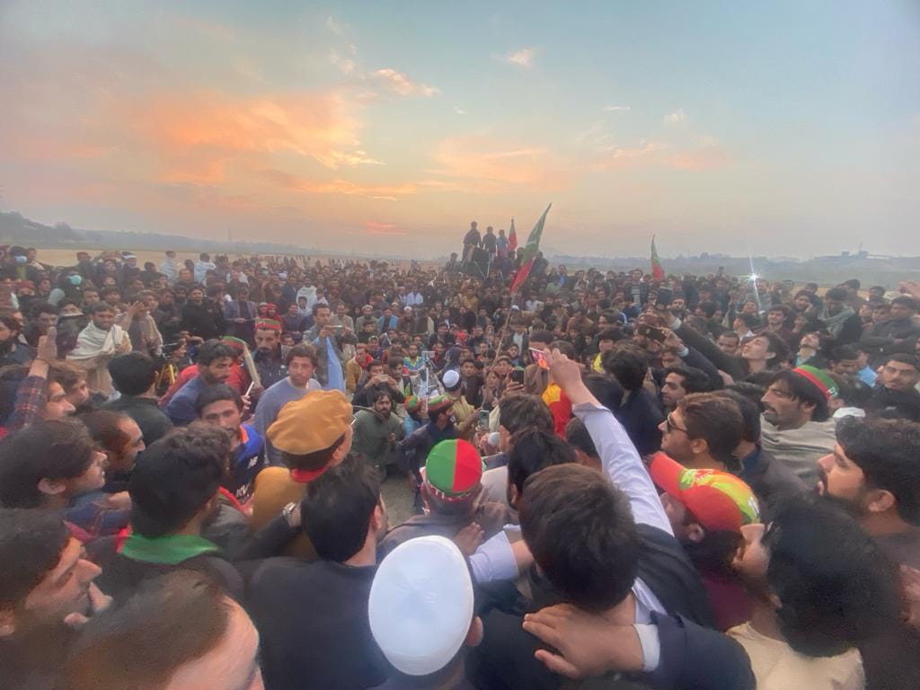 گل ظفر خان کو پارٹی نے ٹکٹ دیا اور لوگ گل ظفر خان کے ساتھ ہیں، ایسے میں آگر ریحان زیب آزاد الیکشن لڑے گا تو یہ عمران خان سے غداری ہوگی باجوڑ سے آج کی ویڈیو ❤👇