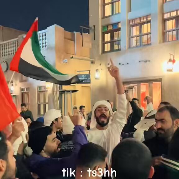 اقسم بالله دعسوهم ولا واحد فيهم قدر يهمز بعدها كلهم في حالة صمت و المشاهده فقط لا غير ! قدركم الدعس ولا غير الدعس ، تدخل و اتلفظ بأي شي الا اسم الامارات لا تجيبه على لسانك لانه بينقص يالمدعوووسس 🤫