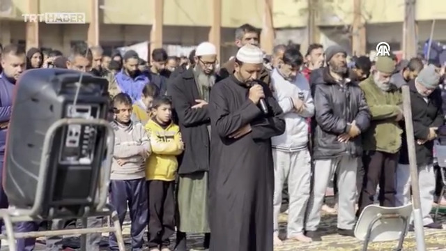 Camilerinin yıkılması nedeniyle Cuma namazını sığındıkları okulda kılan Gazzeliler.. 🇯🇴 İman varsa imkan vardır. 🩷 ——— Pavyon Halil Falyalı Döner McDonald Pelin Kara Delik Hasan Can Kaya Ayder #RefahSınırıAçılsın Fahrettin Altun