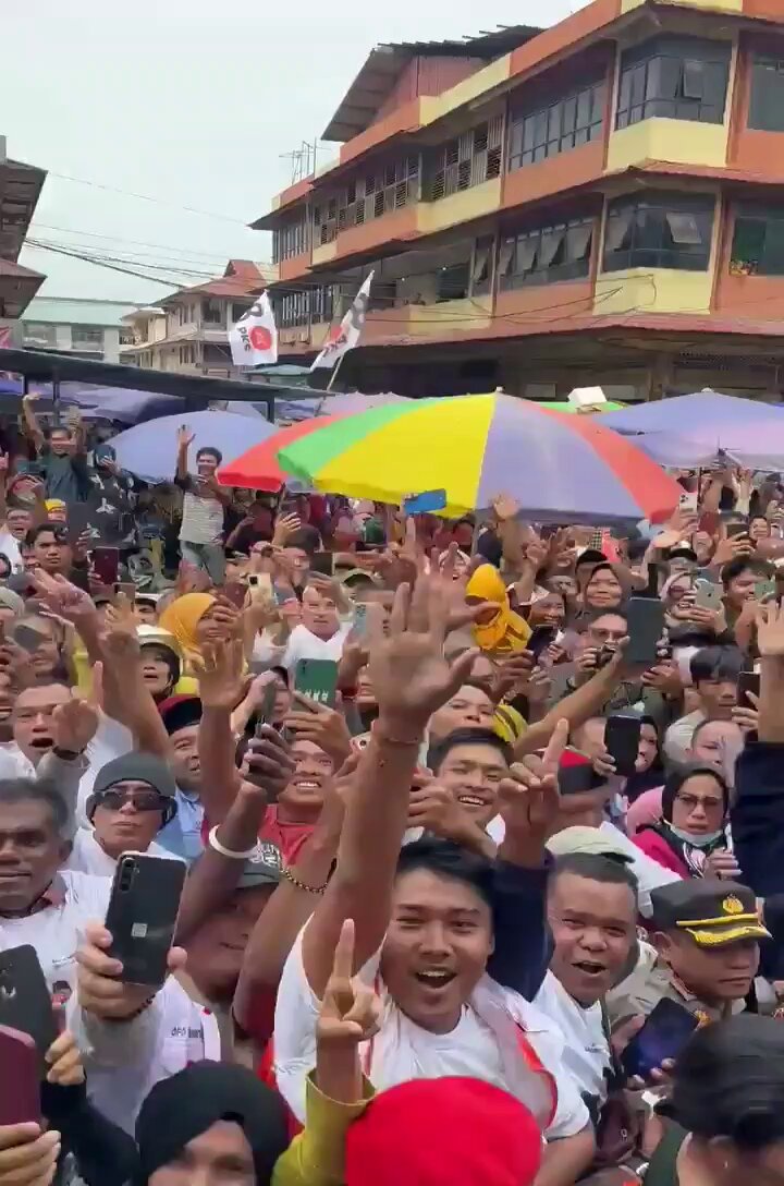 tvOnenews Ngarang lu min. Sampe skrg gak ada tuh videonya yg teriaki Anies "Pr*b*w* 🤣🤣. Justru yg ada ini, gedein volume hp lu yes 😃😃