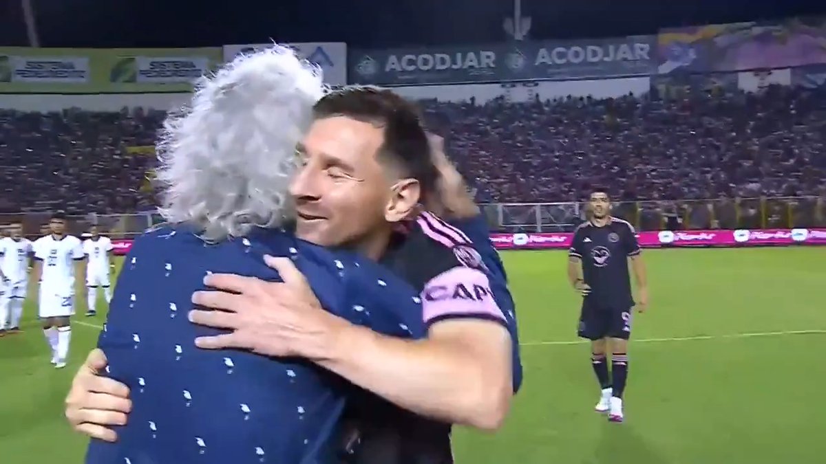Un momento MÁGICO 🪄🇸🇻 El Mágico González fue el responsable de realizar el saque inicial previo al encuentro amistoso entre La Selecta e Inter Miami CF.