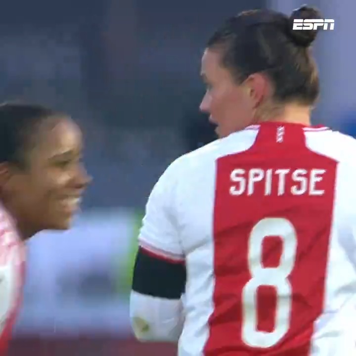 Sherida Spitse schiet raak vanaf een meter of 45(!)🤯 #ajaexc
