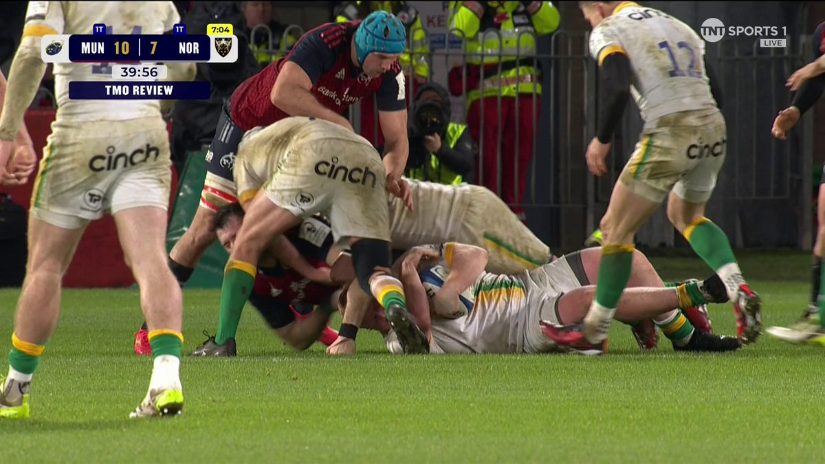Curtis Langdon will sit out the rest of the match after being red carded for a knee to the head 🟥 What do you think of the call? #InvestecChampionsCup #MUNvNOR