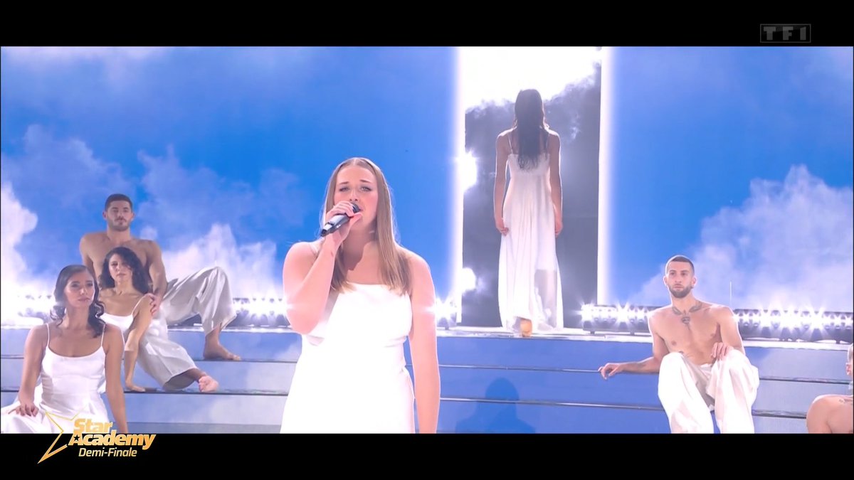 "Vole, vole, mon amour" 🕊️ Héléna rend un hommage émouvant à sa grand-mère sur "Vole" de Céline Dion avec un magnifique tableau chanté-dansé. 🤍 Ne loupez pas le prime de la #StarAcademy ▶️