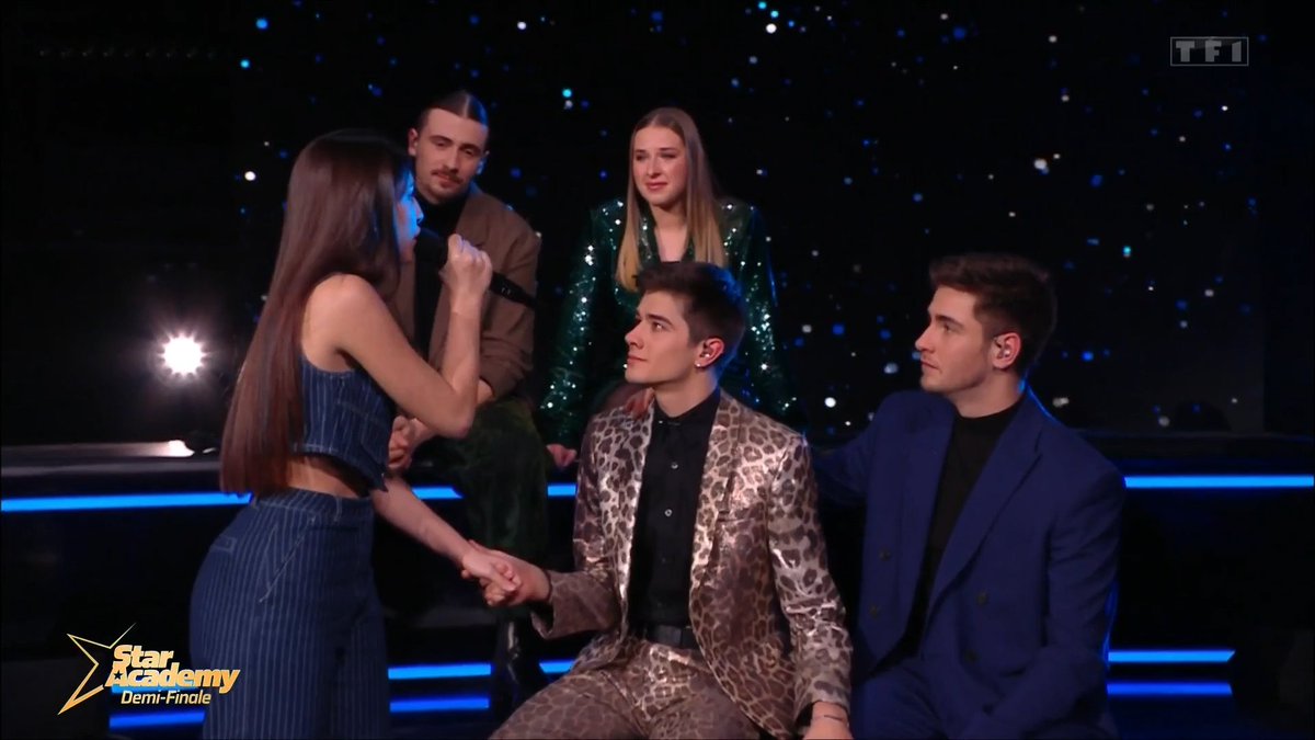"Je ne vous oublie pas" 💖 Lénie revient saluer ses camarades en chanson sur le titre "Je ne vous oublie pas" de Céline Dion. Ça pleure à chaudes larmes ici ! 😭 Suivez le direct du prime de la #StarAcademy ▶️