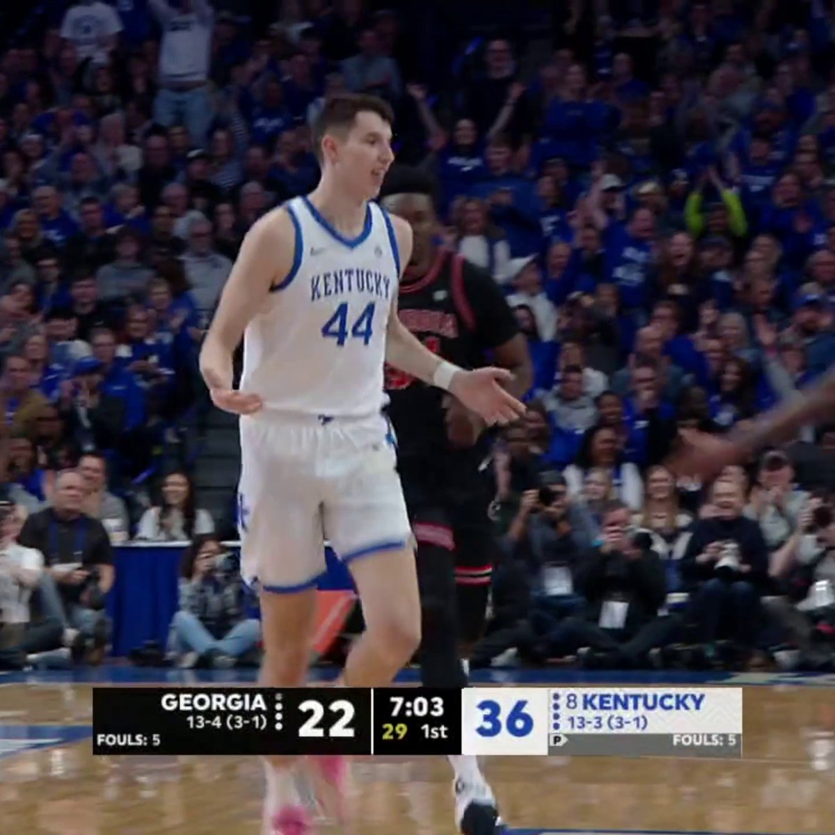 BIG Z HAS BEEN ELIGIBLE FOR LESS THAN 12 HOURS AND JUST WENT 4/4 FROM 3PT TO START HIS COLLEGE CAREER 🔥🔥🔥