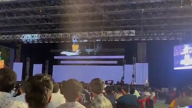 🚨US Tech Boss Plunges 15ft To His Death During Company's Anniversary Party Sanjay Shah, CEO of Vistex, fell to his death after a cable holding up the iron cage he was performing in snapped.