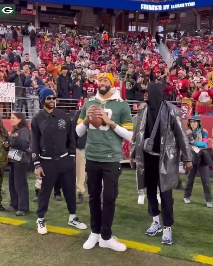 Good to see you, Anthony Davis! #GBvsSF | #GoPackGo