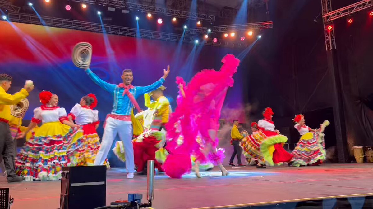 👏🏽 ¡Puro folclor sabanero en el #Bando2024! 🌺 Melissa Cure Villa continúa exaltando los ritmos y danzas de nuestro Caribe colombiano. Esta tradición que nace de los departamentos de Córdoba, Sucre y Bolivar, que inundan de color y sabor esta Fiesta, la más linda del país.
