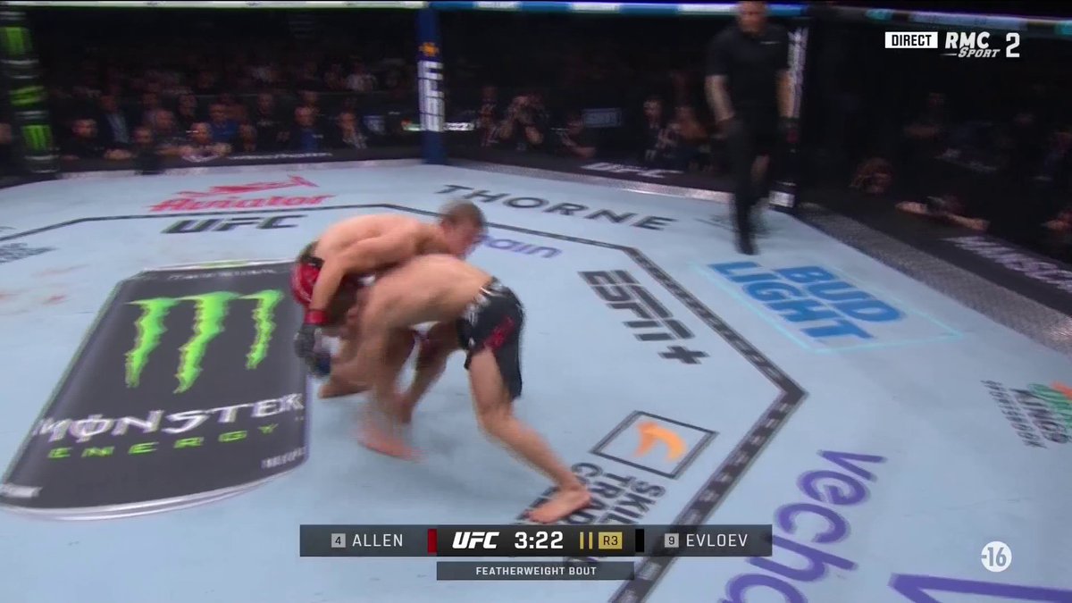 💥 Situation très litigieuse et Marc Goddard appelle un timeout après des coups de genou de l'anglais vus comme illicite ! 🤔 Vous en pensez quoi vous ?