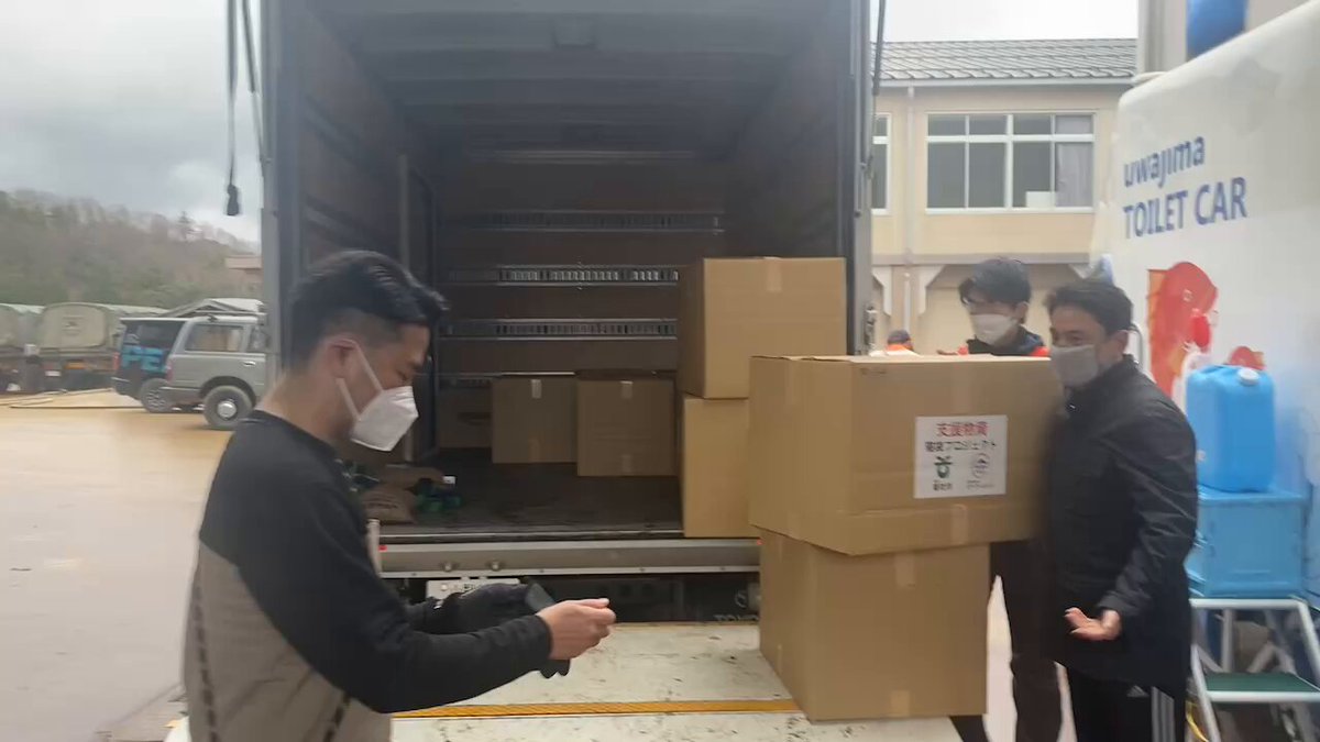輪島中学校にマット90個とテントシューズ23個を届けました。輪島中学校へは3回、救援物資をお届け致しました。 合計は 寝袋 642個 マット 252個 テントシューズ 102個 ソーラーランタン（キャリーザサン）100個。 となりました。 また、輪島市の救援物資一時保管所（輪島市マリンタウン）には寝袋220個。 輪島中学校はテント村で一緒に運営に当たった医療支援団体AMDAさんが担当していますので、何が必要なのかこまめに連絡を取り合えたのでとても助かりました。 AMDAさんのスタッフ用にも寝袋をお届けしました。「暖かくて朝まで眠る事ができました」と。被災地の第一線で活動し続けているAMDAさんや、その他、全ての団体の皆さんに心から敬意を払います。 被災者をサポートする側をいかにサポートしていくのか。被災自治体の職員さん用にも寝袋を届けましたが「まずは被災者の皆さんに届けます」と。 しかし、多くの職員さん達も被災者。役所や避難所で寝泊まりされながらの業務。疲労困ぱいされています。彼らが倒れたら元も子もない。という事でお渡ししてきました。 また、これからはボランティアの役割が更に大きくなってくると思います。ボランティアのサポート体制をどのように整えていくのか大きなテーマです。