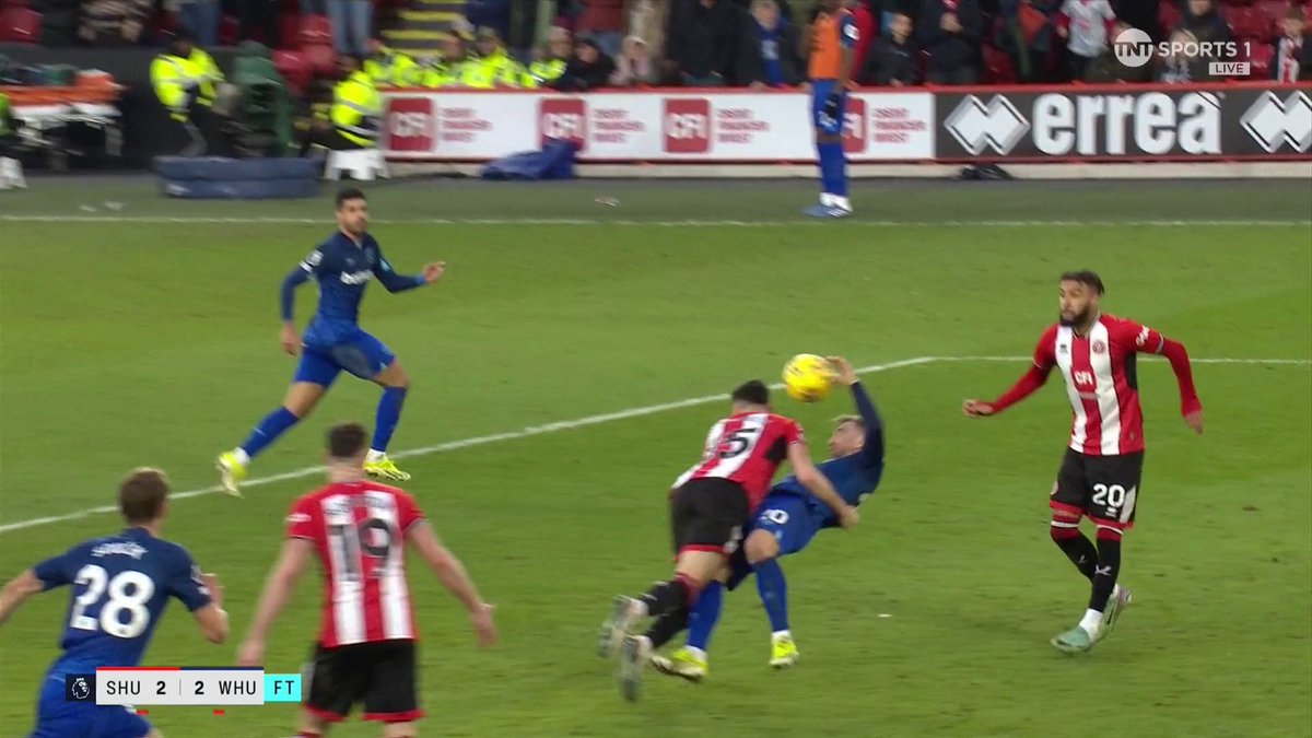 "I don't know how they haven't looked at that &amp; gone 'that's a stonewall penalty' for me" 👀 Rio Ferdinand &amp; Joe Cole believe Jarrod Bowen was denied an "absolute" penalty as he was brought down in box during the final moments of the game... 🎙️ Laura Woods