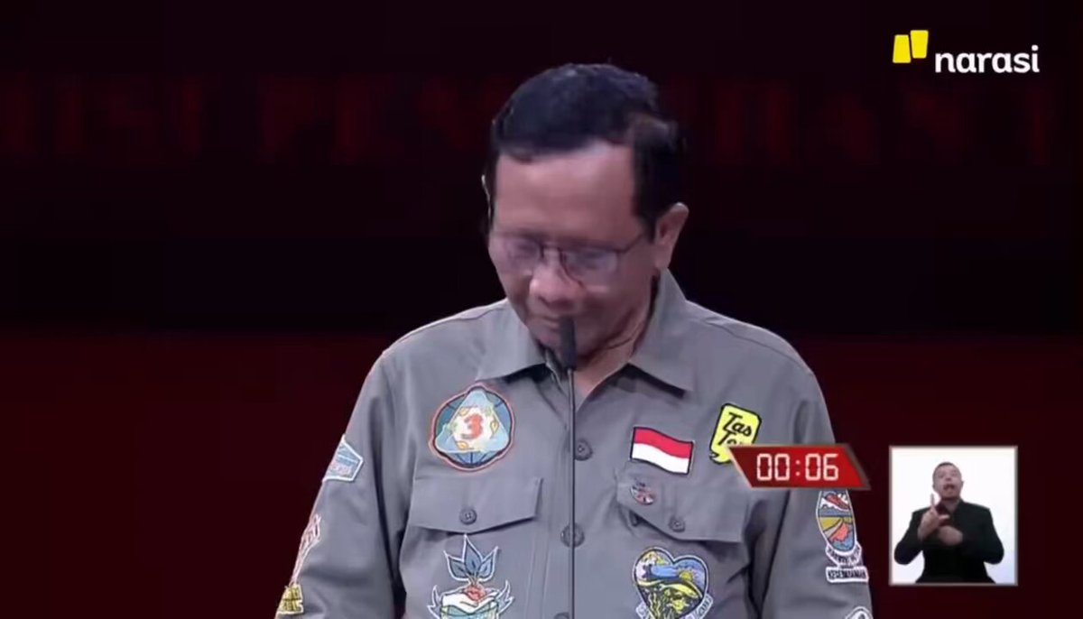 Prof Mahfud MD with the legend, Yang bener aja, rugi dong ?? 😂😂 Yang belum tau meme ini keluar dari 2 bapak2 yang gabut tiktokan, namanya Geksor dan Semprul 😂😂