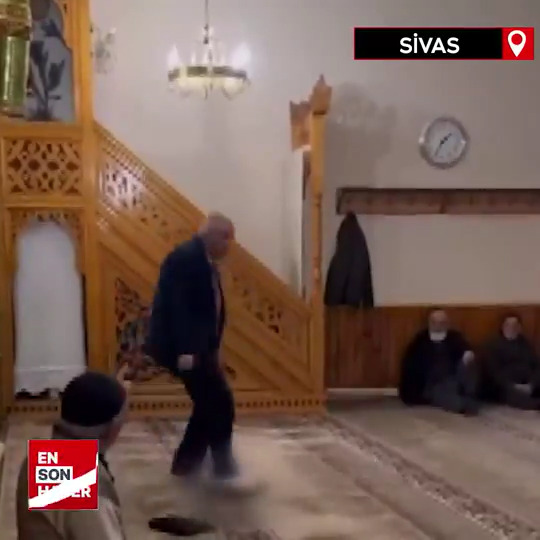 Sivas'ta Kur'an-ı Kerim'i 3 kez öpüp ayağı ile bastı: Gözaltına alındı