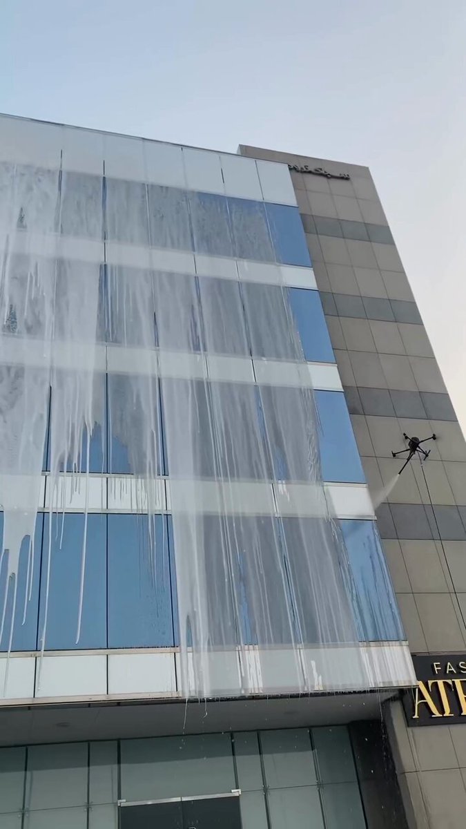 The future of window cleaning is here! 💦🫧