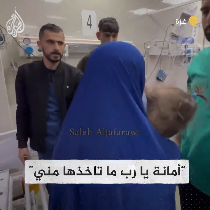 "أمانة يا رب ما تاخذها مني".. مشهد مؤلم لأم مكلومة تناشد الدكتور أن يوقظ ابنتها الشهيدة #حرب_غزة