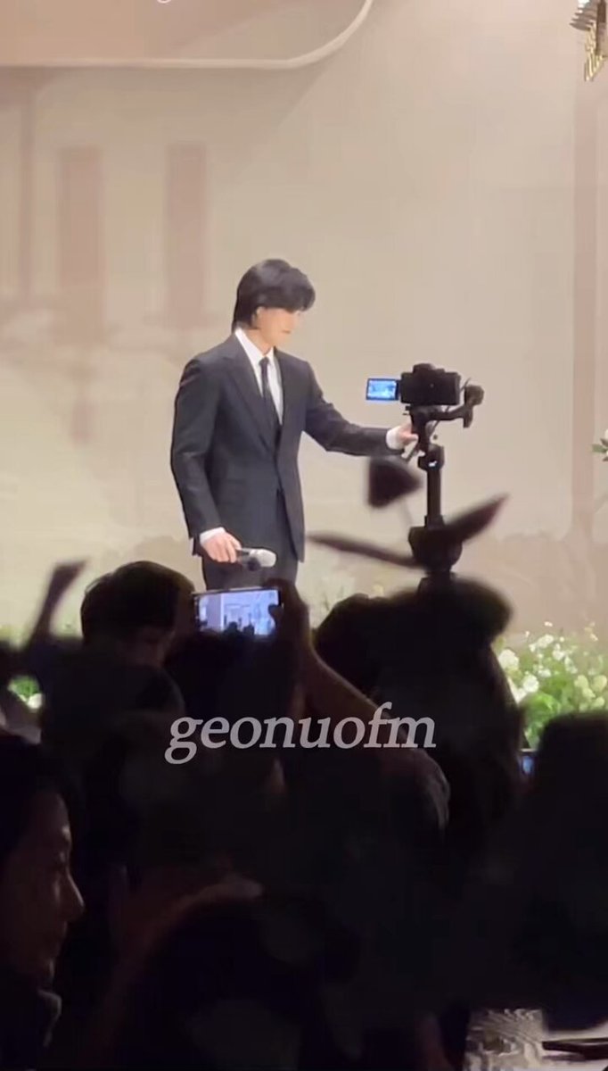 SUHO recently sang <Let’s Love> at a wedding! 🥹🤍💍