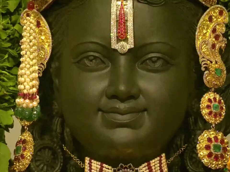 सज धज कर लागे सबसे न्यारे राम, सारे मिलकर बोलो जय जय श्री राम।
