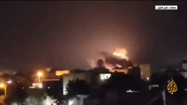 قوات أمريكية وبريطانية وقوات حليفة أخرى تشن ضربات على مواقع تابعة للحوثيين في #اليمن.. مراسل الجزيرة سمير النمري يطلعنا على المزيد #حرب_غزة #الأخبار