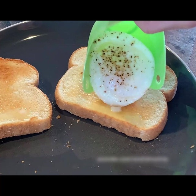 🥺Save Your Poached Eggs from Becoming a Sloppy Mess🍳 💁‍♀️Poach Eggs Perfectly with Easy Silicone Egg Poacher🥚 👨‍🍳