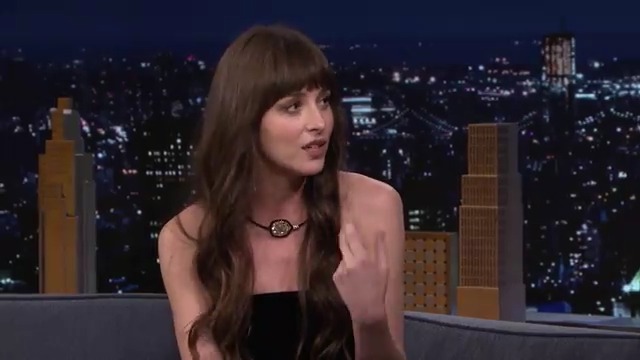 #DakotaJohnson เป็นข่าวพาดหัวหลายสื่อว่านอน 14 ชั่วโมงนี่มากไปมั้ย เจ้าตัวเลยบอกการนอนไม่ดีตรงไหน ทำไมอะ อย่ามายุ่งกับฉัน ฉันก็แค่นอน555555555 แล้วเธอยังบอกว่าเธอสามารถนอนได้แบบนั้นโดยไม่ต้องใช้อะไรเลย และคิดว่าถ้าใช้ยานอนหลับ เธอน่าจะตื่นอีกทีปีหน้า 🤣