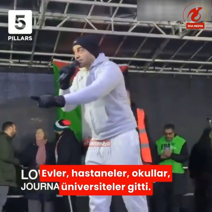 İngiliz Rapçi aktivist Kareem Dennis (Lowkey): ▪️"Evleri, okul ve hastaneleri vuruyorlar ama Gazze hala ayakta." ▪️"Doktorları, sağlık personeli ve gazetecileri öldürüyorlar ama Gazze hala ayakta." ▪️"Soykırım şirketi Biden, Sunak, Scholz yanların da ama Gazze hala ayakta…" #GazaStarving
