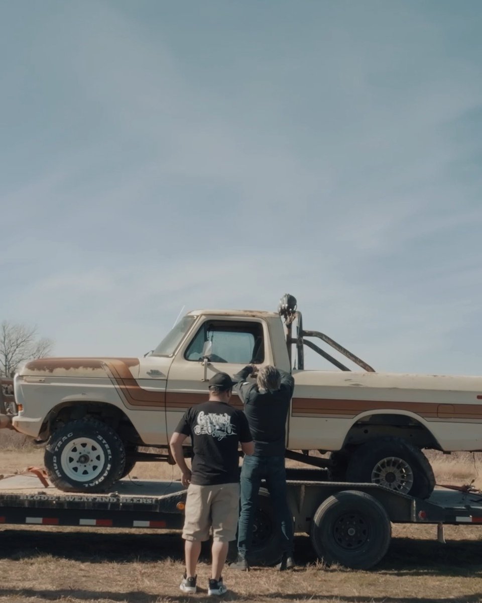 When Richard Ray Rawlings is Wheelin' & Dealin', it's like an automotive symphony! With a hot lead for the next $1 Million Challenge buy, the GMG crew is on the move to a pasture FULL of classics 🤯 🚨NEW episode out NOW on @