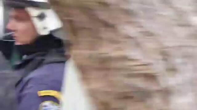 Atina'da bankanın, yaşlı bir emeklinin evine el koyma çabasına karşı mahalleli direniyor! Atina'nın Zografou Mahallesi sabahtan bu yana çevik kuvvet polisi ile kuşatılmış vaziyette, Yunanistan'da özel bir bankanın Ioanna adında bir emeklinin el koyma ve tutuklama çabasına karşı binlerce insan Ioanna'yı ve evi korumaya çalışıyor. "Ioanna, seninleyiz. Hayatımızı ve geçimimizi bankalara tesli̇m etmeyeceği̇z!" #Ζωγραφου #εξωσεις #πλειστηριασμοι #κυβερνηση_Μητσοτακη