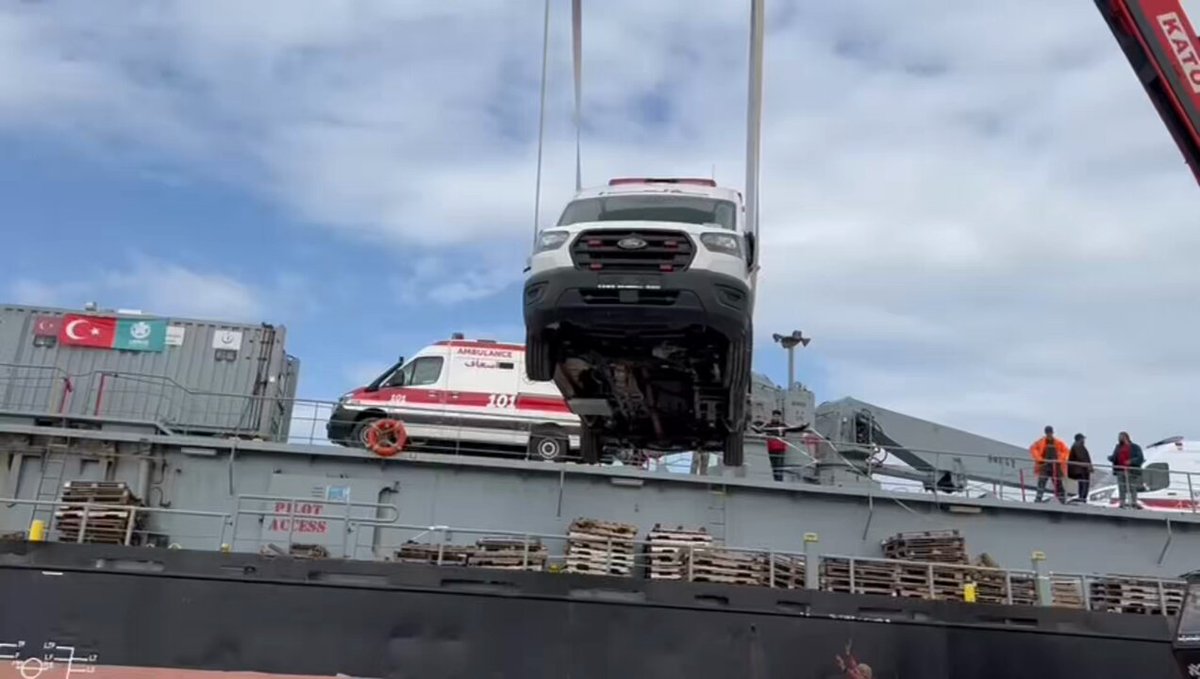 Gazze için yardım malzemeleri TIR’lara yükleniyor. 🏗️ 1.500 tonluk yardım gemimiz Mısır’a ulaştı. Gemide bulunan ambulanslar ve yardım malzemelerinin Gazze’ye sevkiyatı başladı. #Gazze