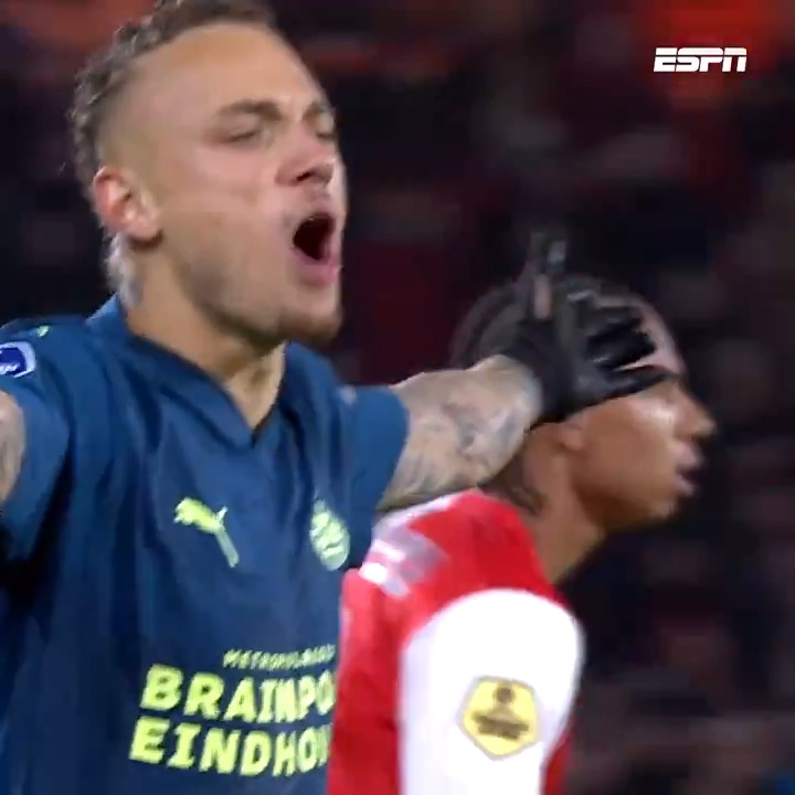 Wel of geen penalty voor PSV? Noa Lang gaat neer en wil een strafschop, maar krijgt geel 🟨 #feypsv