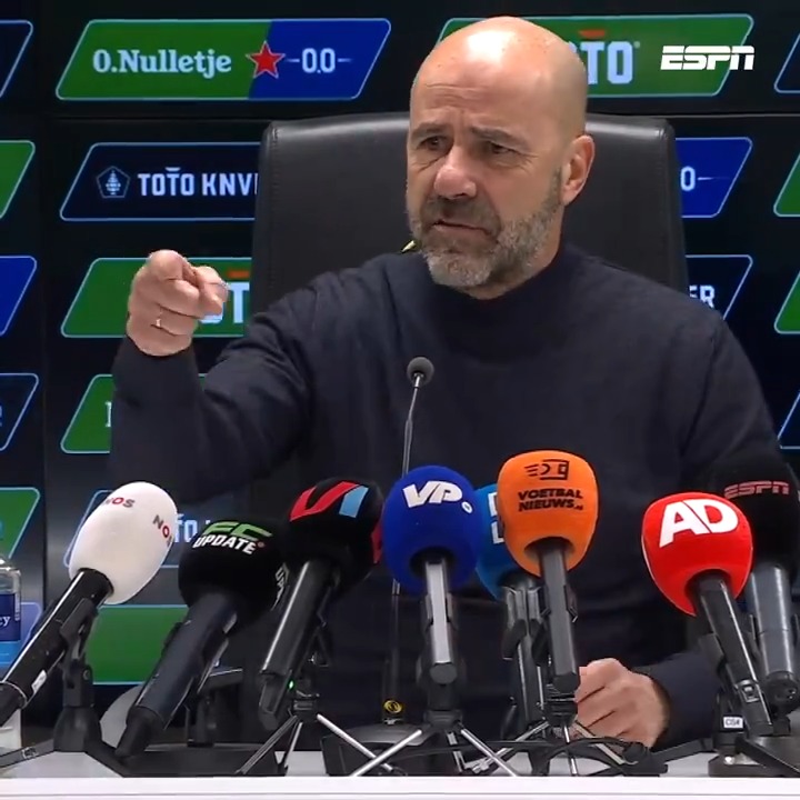 Peter Bosz raakt geïrriteerd op de persconferentie: 🗣️ "Er is toch geen discussie mogelijk?"