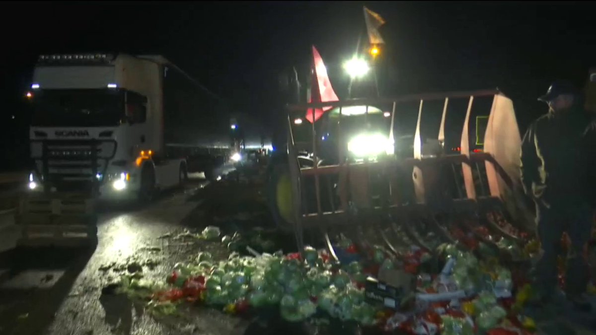 Montélimar: des "camions étrangers" arrêtés par des agriculteurs sur l'A7, les marchandises brûlées ou données