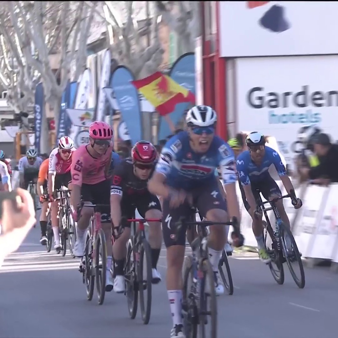 Rewatch the perfect lead-out of Luke Lamperti and Paul Magnier’s spectacular sprint to take the win in #TrofeuSesSalinesFelanitx 👏