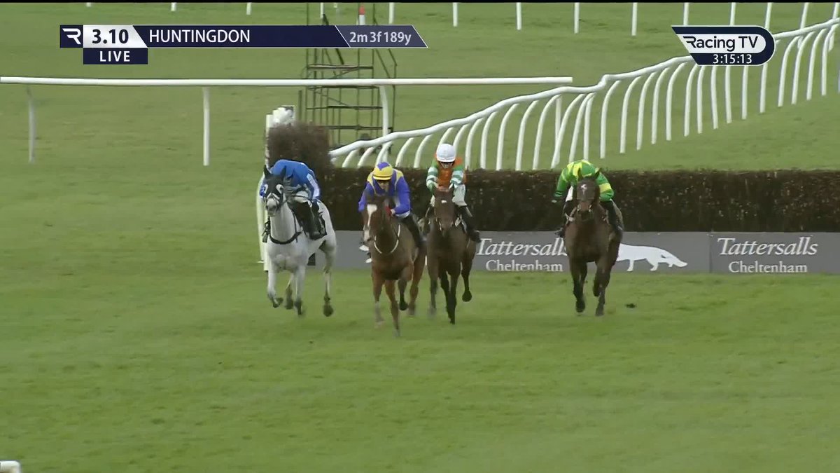 Much the best! 🏇 Irish raider Brides Hill cruises to success in the Listed Pertemps Network Lady Protectress Mares' Chase at Huntingdon Racecourse for GavinCromwell Racing and Keith Donoghue 👏