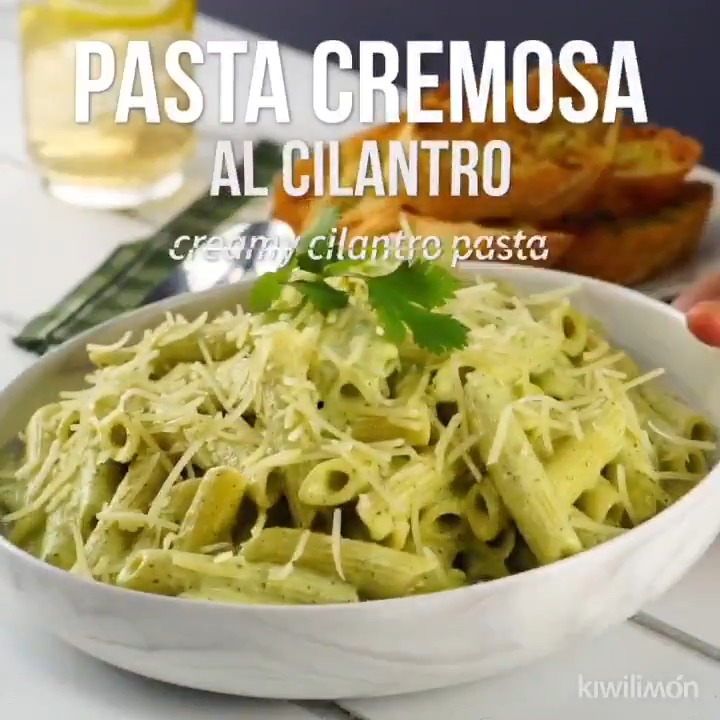 ¿Existirá alguien en el mundo que dude que esta pasta de cilantro mientras más cremosa, mejor? 🌿🍝 #kiwilimon #recetas Receta 👉