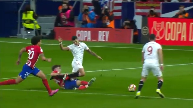 El Sevilla reclamó penalti en esta acción sobre Lamela. #LaCopaMola