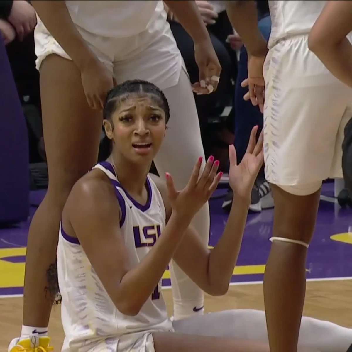 Angel Reese picked up her fourth foul on this possession. Close one in Baton Rouge 👀