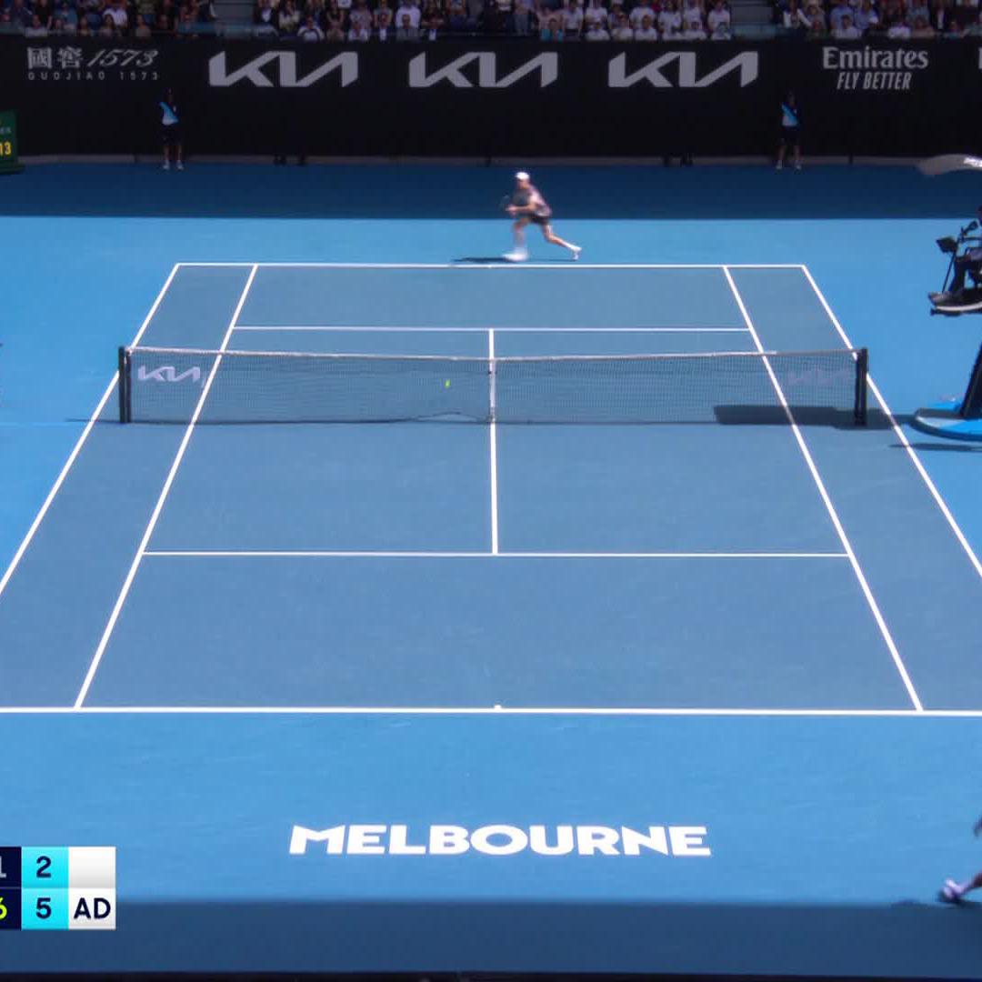 A steely-eyed stare as Sinner storms the second set to lead 6-1 6-2 🥕 The first-time #AusOpen semifinalist is looking steady on the big stage. #AO2024