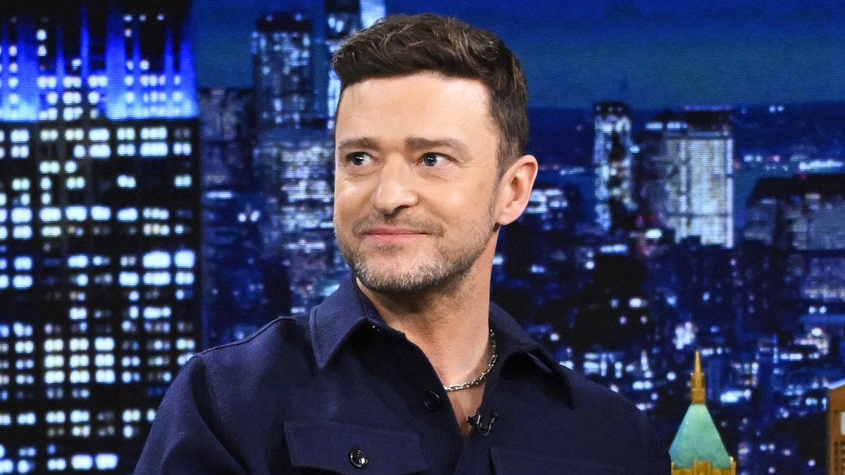 .Travis Kelce knocked over Justin Timberlake during a golf tournament with Jimmy & Patrick Mahomes II! #FallonTonight