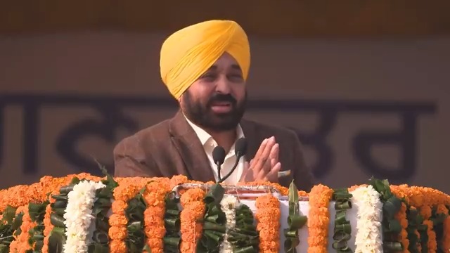 ਮੇਰੇ ਘਰ ਵੀ ਖੁਸ਼ੀ ਆਉਣ ਵਾਲੀ ਹੈ ਮਾਰਚ ਦੇ ਮਹੀਨੇ... ਮੇਰੀ ਪਤਨੀ ਸੱਤਵੇਂ ਮਹੀਨੇ ਦੀ ਗਰਭਵਤੀ ਹੈ... ਤੁਹਾਨੂੰ ਜਾਣ ਕੇ ਹੈਰਾਨੀ ਹੋਵੇਗੀ... ਮੈਂ ਹੱਲੇ ਤੱਕ ਇਹ ਪਤਾ ਨਹੀਂ ਕੀਤਾ ਕਿ ਮੁੰਡਾ ਹੈ ਜਾਂ ਕੁੜੀ ਹੈ ਤੇ ਕਰਨਾ ਵੀ ਨਹੀਂ... ਜਿਹੜਾ ਵੀ ਆਵੇ ਬੱਸ ਤੰਦਰੁਸਤ ਆਵੇ... ਤੰਦਰੁਸਤੀ ਕੁਦਰਤ ਦੀ ਸਭ ਤੋਂ ਵੱਡੀ ਨਿਆਮਤ ਹੈ...