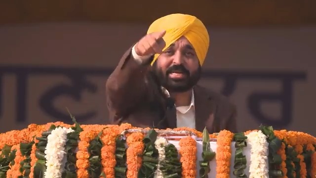 ਹੁਣ ਤੱਕ 41 ਹਜ਼ਾਰ ਦੇ ਨੇੜੇ-ਤੇੜੇ ਸਰਕਾਰੀ ਨੌਕਰੀਆਂ ਦੇ ਚੁੱਕੇ ਹਾਂ... ਮੈਨੂੰ ਬਹੁਤ ਖੁਸ਼ੀ ਹੈ ਜਿਸ 'ਚ ਅੱਧ ਨਾਲੋਂ ਜ਼ਿਆਦਾ ਕੁੜੀਆਂ ਨੇ ਮੱਲਾਂ ਮਾਰੀਆਂ ਨੇ... ਭਾਵੇਂ ਪਟਵਾਰੀ ਹੋਣ, ਸਬ-ਇੰਸਪੈਕਟਰ ਜਾਂ ਐਸ.ਡੀ.ਓ ਹੋਣ... ਹਰ ਪਾਸੇ ਕੁੜੀਆਂ ਮੈਰਿਟ ਵਿੱਚ ਆ ਰਹੀਆਂ ਨੇ... ਮੌਕਾ ਮਿਲਣ 'ਤੇ ਸਾਡੀਆਂ ਧੀਆਂ ਬਹੁਤ ਕੁੱਝ ਕਰ ਸਕਦੀਆਂ ਨੇ...
