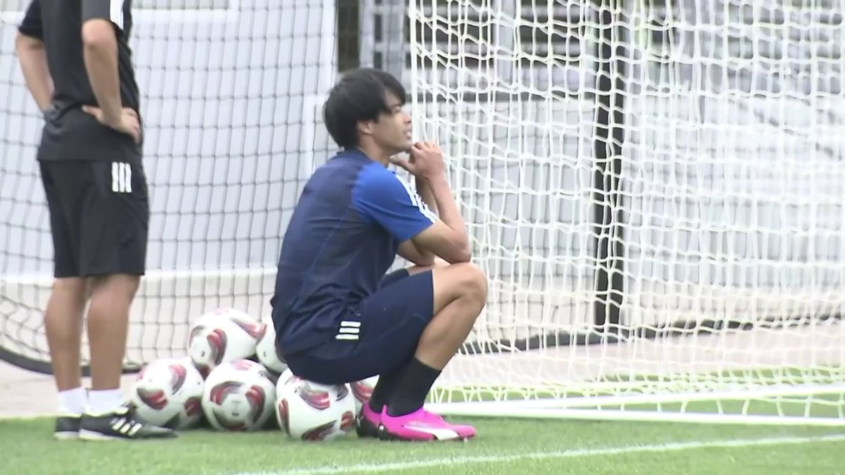 飛んできたボールに驚く三笘薫⚽️💥