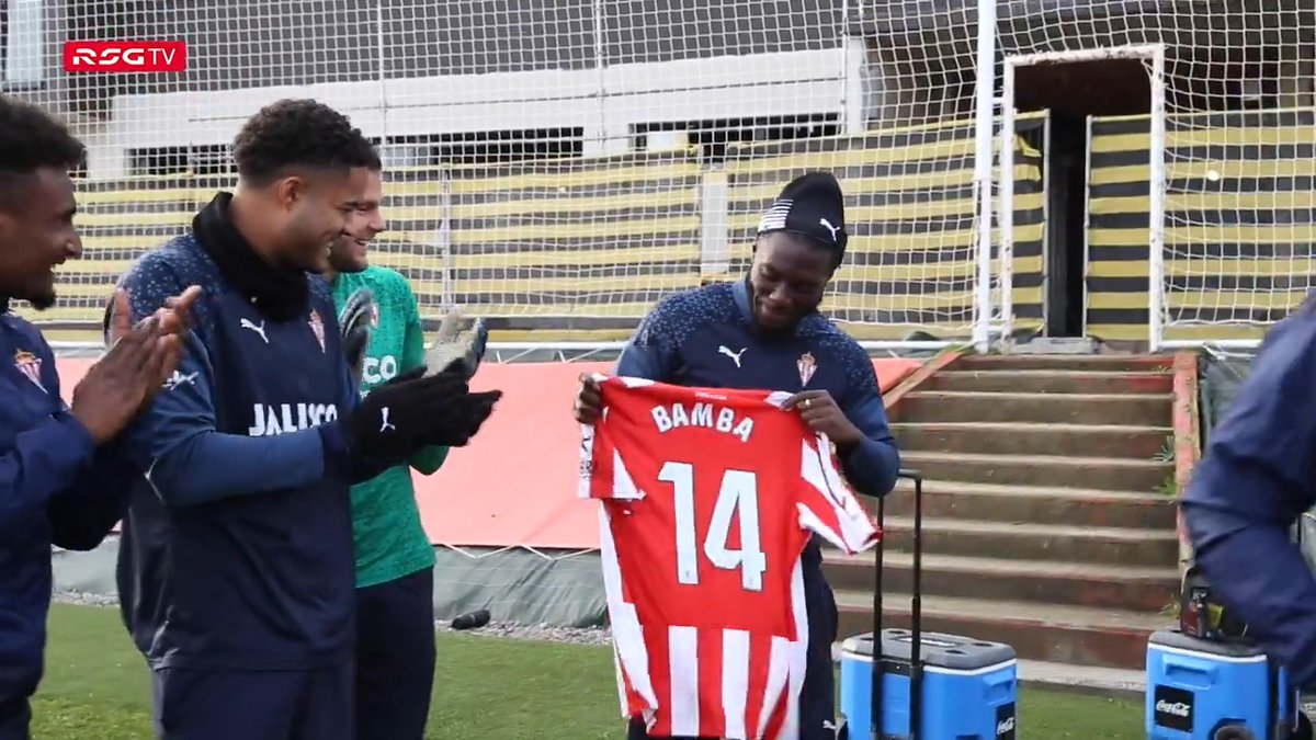 🫶🏻 Esta camiseta es muy tuya, Axel. 👏🏻 Tú lo hiciste por tu equipo, ahora tu equipo lo hace 👊🏻 #Por𝐓𝐈 🔴⚪.